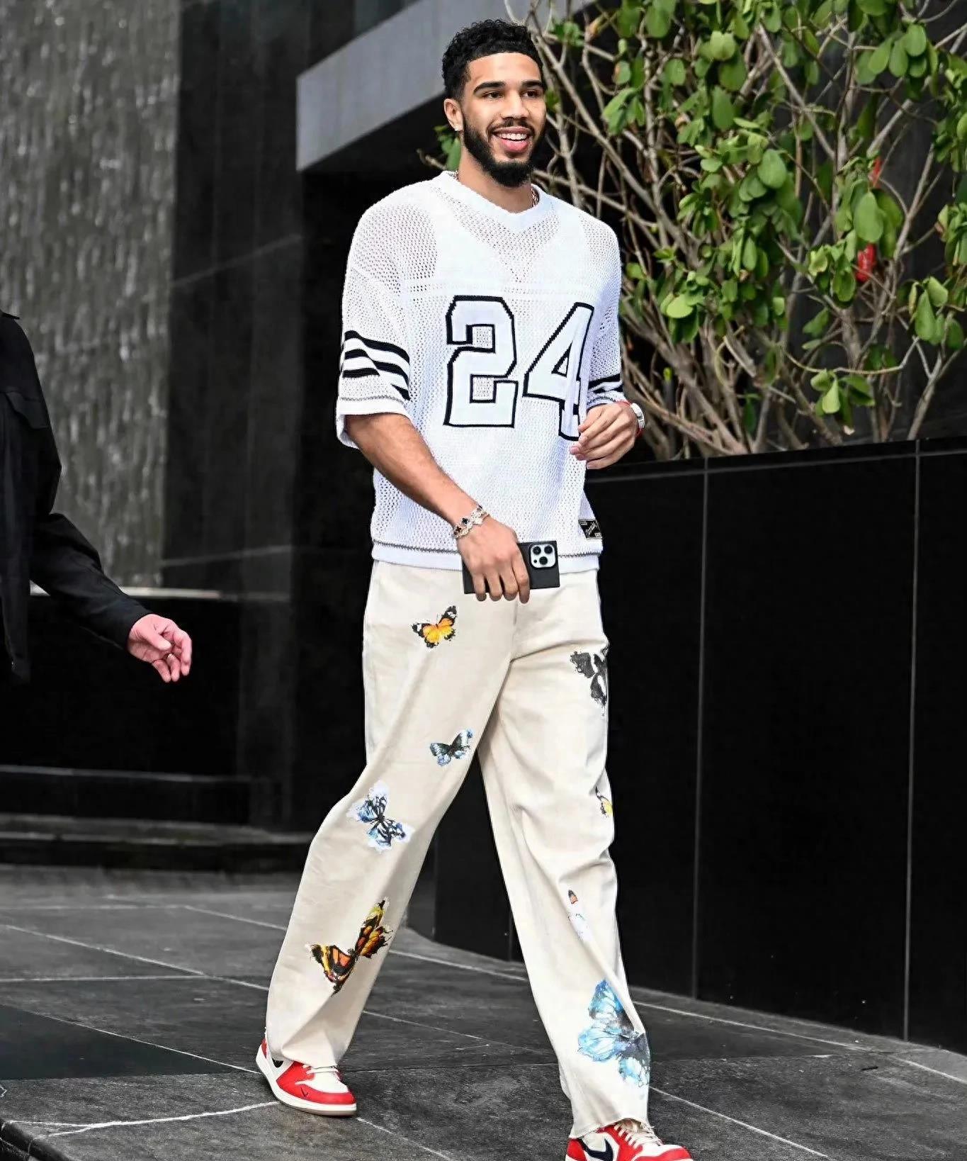 乐鱼体育-败北引发热议！，塔图姆在C9比赛中出色防守比赛高潮迭起-乐鱼体育