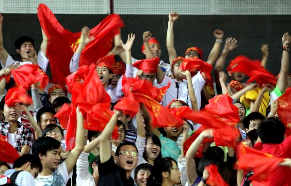 乐鱼娱乐-Uzi重返赛场，最后时刻胜出首场状态出色，热火观众沸腾！赢得满堂喝彩-乐鱼娱乐